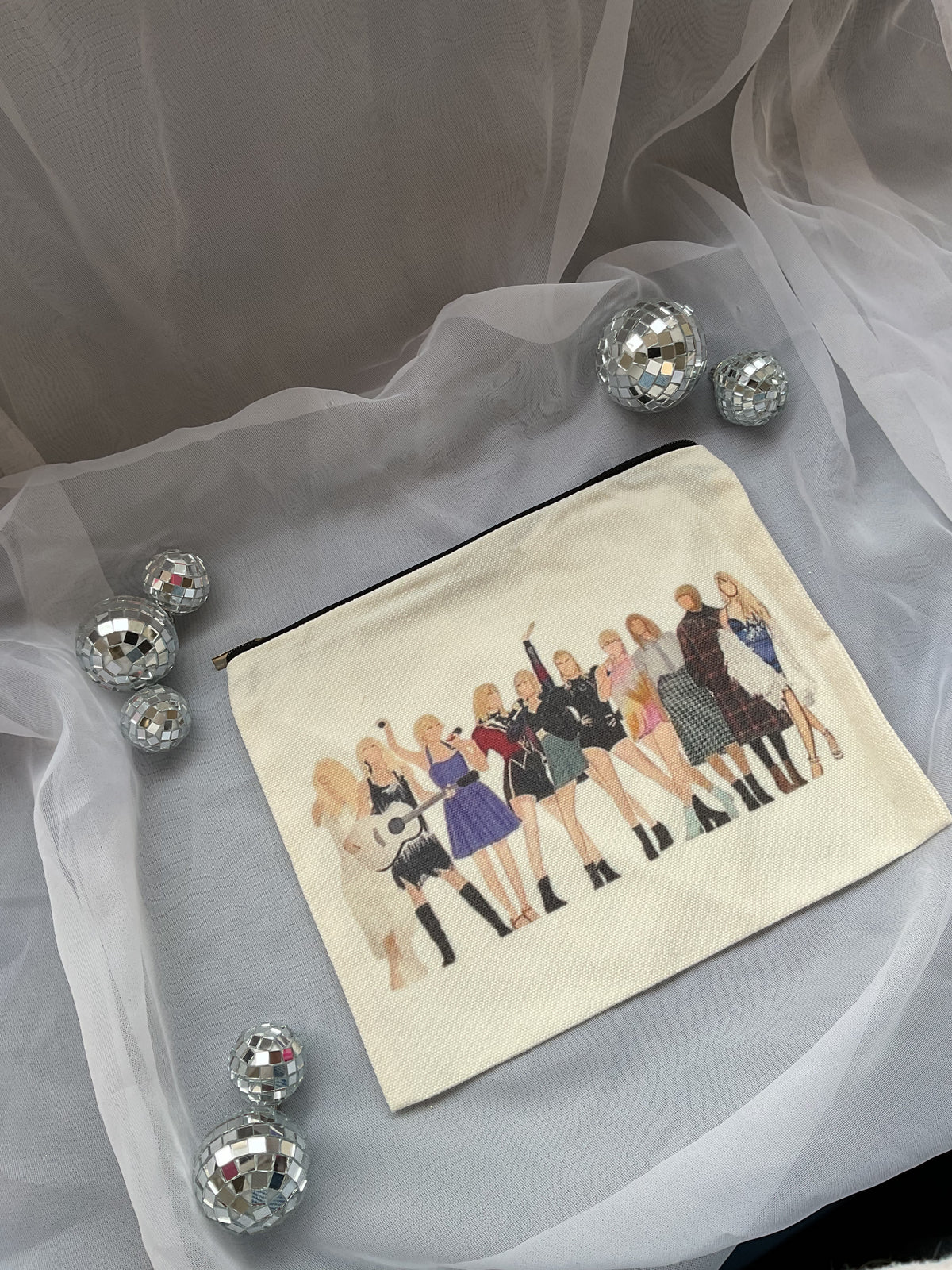 Era's Outfits Make-Up Pouch
